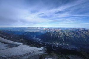 À Chamonix, quand il pleut, vous pouvez visiter des musées, des galeries d’art, ou encore vous détendre dans des spas ou cafés typiques.